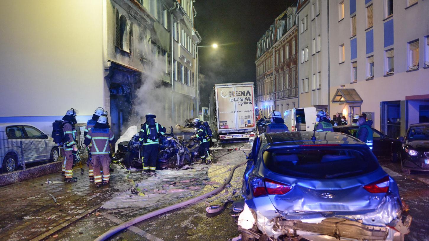 Bilder der Verwüstung nach Lkw-Chaosfahrt in Fürth.