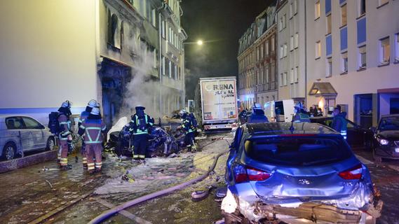 Fahrer war betrunken: Lkw rast in Fürth ungebremst in 31 Autos