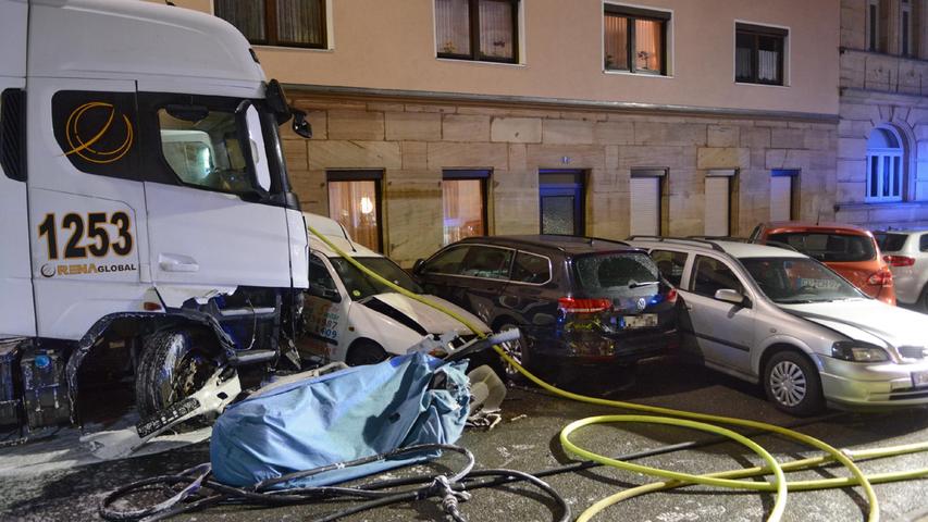 Lkw rast in 31 parkende Autos: Bilder der Verwüstung in Fürth nach Chaos-Fahrt