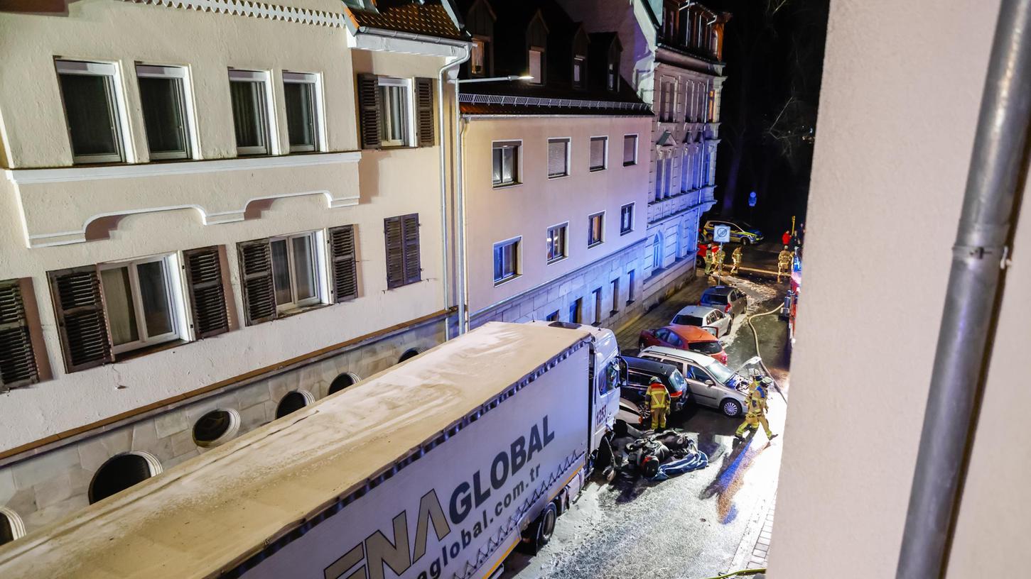 Am 8. Februar hatte ein mit 26 Tonnen schweren Stahlteilen beladener Sattelzug die Fürther Hardstraße verwüstet. Der Fahrer war betrunken am Steuer gesessen.
