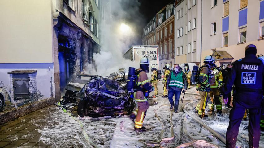 Ein heilloses Chaos hinterließ die Unfallfahrt eines Lastwagens gestern Abend in der Fürther Hardstraße. Insgesamt 31 Autos wurden von dem 40-Tonner zerstört, dessen Fahrer bei seiner Festnahme einen Atemalkoholwert von zwei Promille hatte.