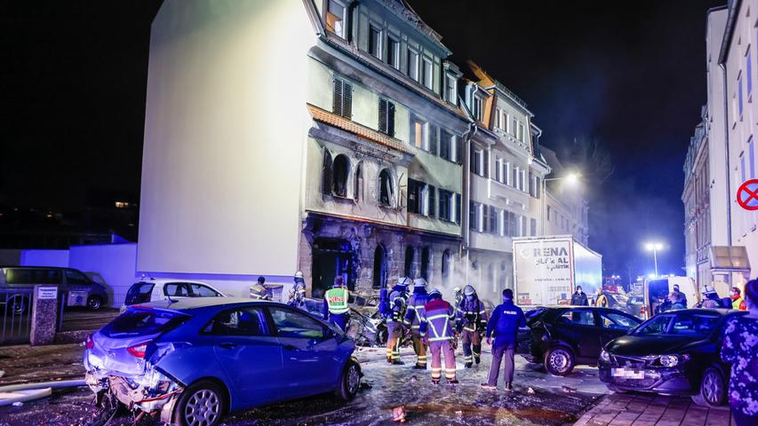 Lkw rast in 31 parkende Autos: Bilder der Verwüstung in Fürth nach Chaos-Fahrt