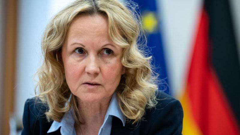 Bundesumweltministerin Steffi Lemke (Grüne) zeigte Verständnis für die Vorgehensweise von Klimaaktivisten, die in Berlin regelmäßig Straßen blockieren. Bundesumweltministerin Steffi Lemke (Grüne) zeigte Verständnis für die Vorgehensweise von Klimaaktivisten, die in Berlin regelmäßig Straßen blockieren.