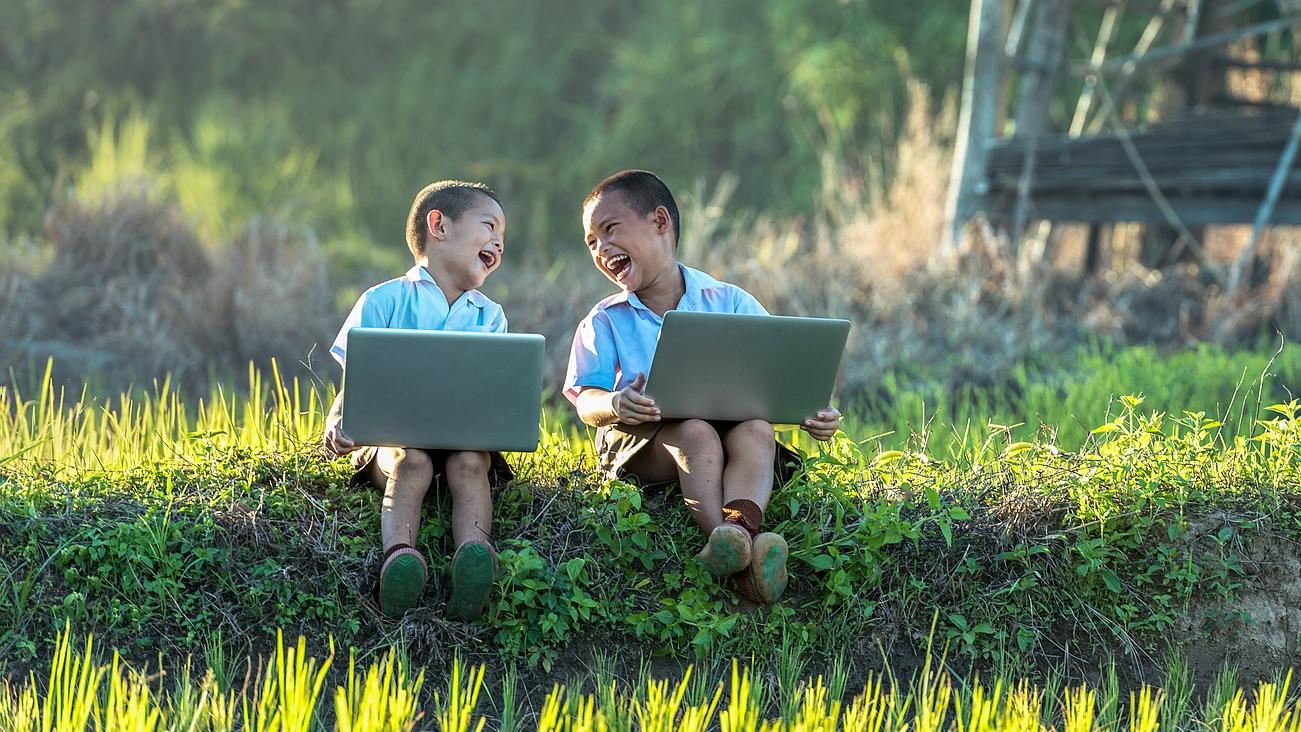Kichern, schäkern, lauthals prusten. Studien zeigen: Lachen ist gesund. Denn es wirkt sich positiv auf das Herz-Kreislauf-System aus.
Kichern, schäkern, lauthals prusten. Studien zeigen: Lachen ist gesund. Denn es wirkt sich positiv auf das Herz-Kreislauf-System aus.