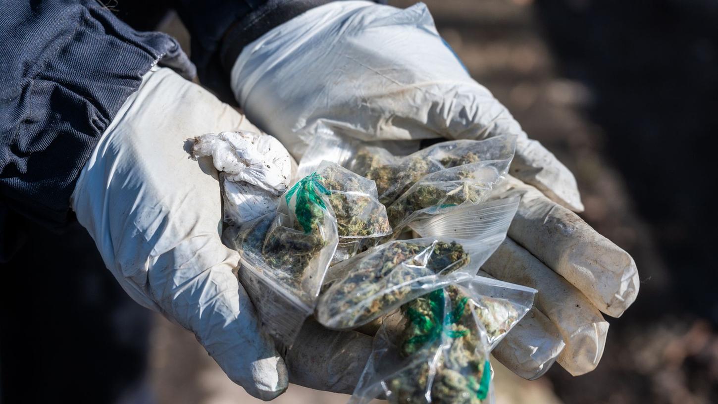 Symbolbild: Eine Polizistin hält kleine Tütchen mit Marihuana in den Händen.