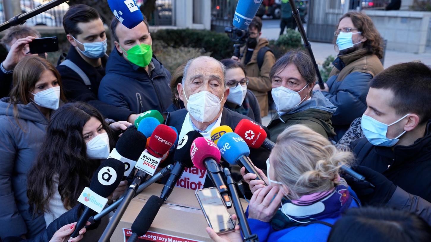 Der spanische Rentner Carlos San Juan (M.) führt den Protest gegen die Banken an.
