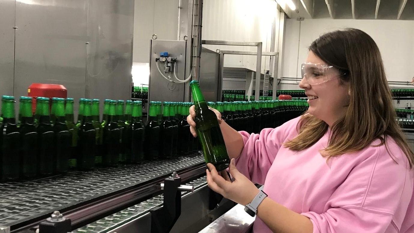 "Die meisten Frauen können sich nicht vorstellen wie vielfältig Bier sein kann": Luisa Zametzer an der Flaschenabfüllanlage. 