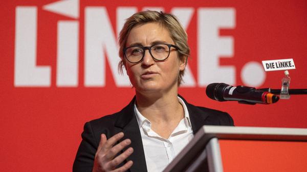 Susanne Hennig-Wellsow bezeichnet den Angriffskrieg von Putin als ein "Verbrechen", das "durch nichts, rein gar nichts zu rechtfertigen" sei. Russland müsse die Militäraktion sofort einstellen, twittert die Vorsitzende der Linkspartei: "Nieder mit den Waffen!"