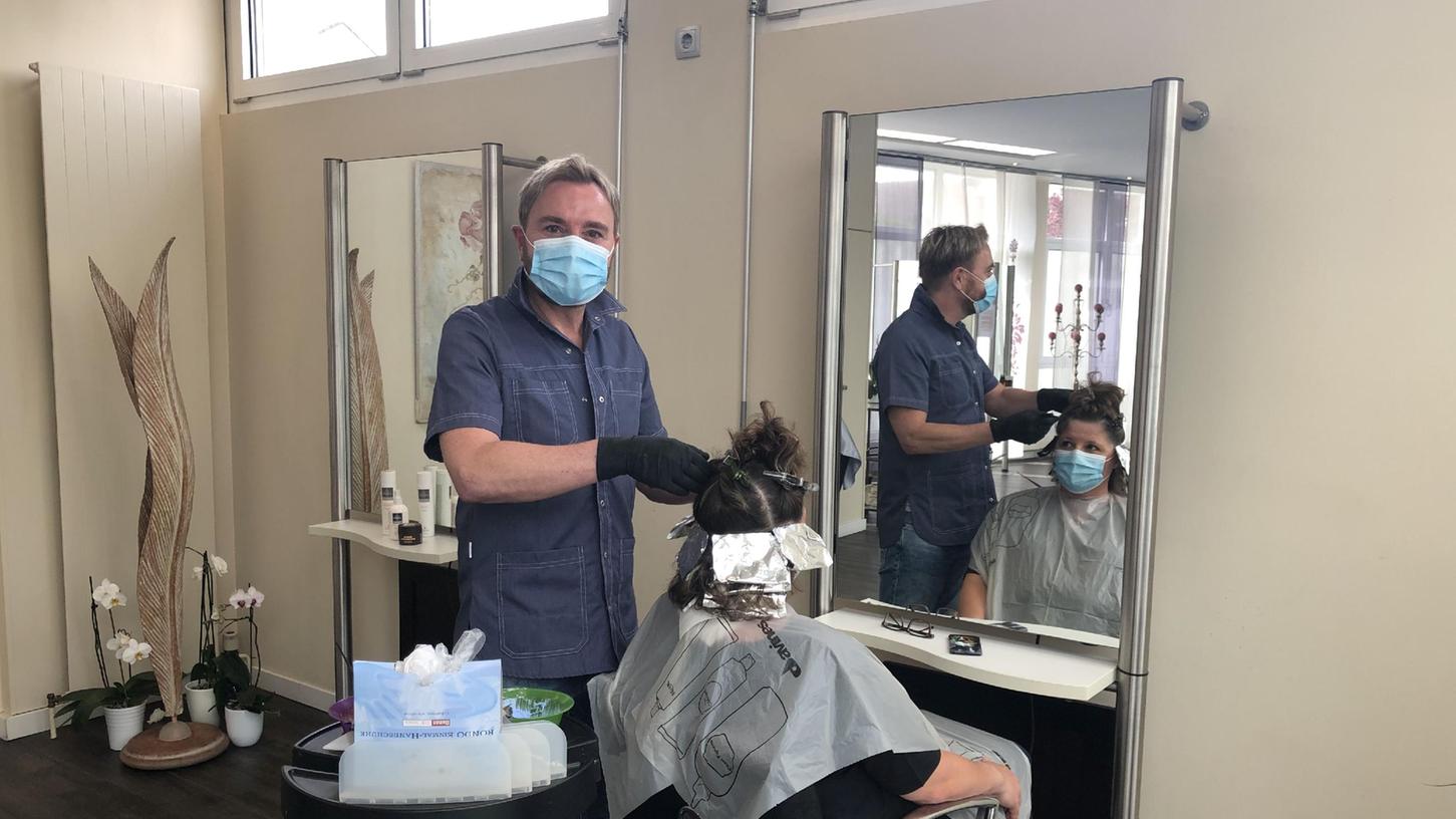 Friseurmeister Marcel Schneider, hier 2020 mit einer Kundin, möchte 20 Menschen, die aus der Ukraine geflüchtet sind, kostenlos die Haare verschönern.