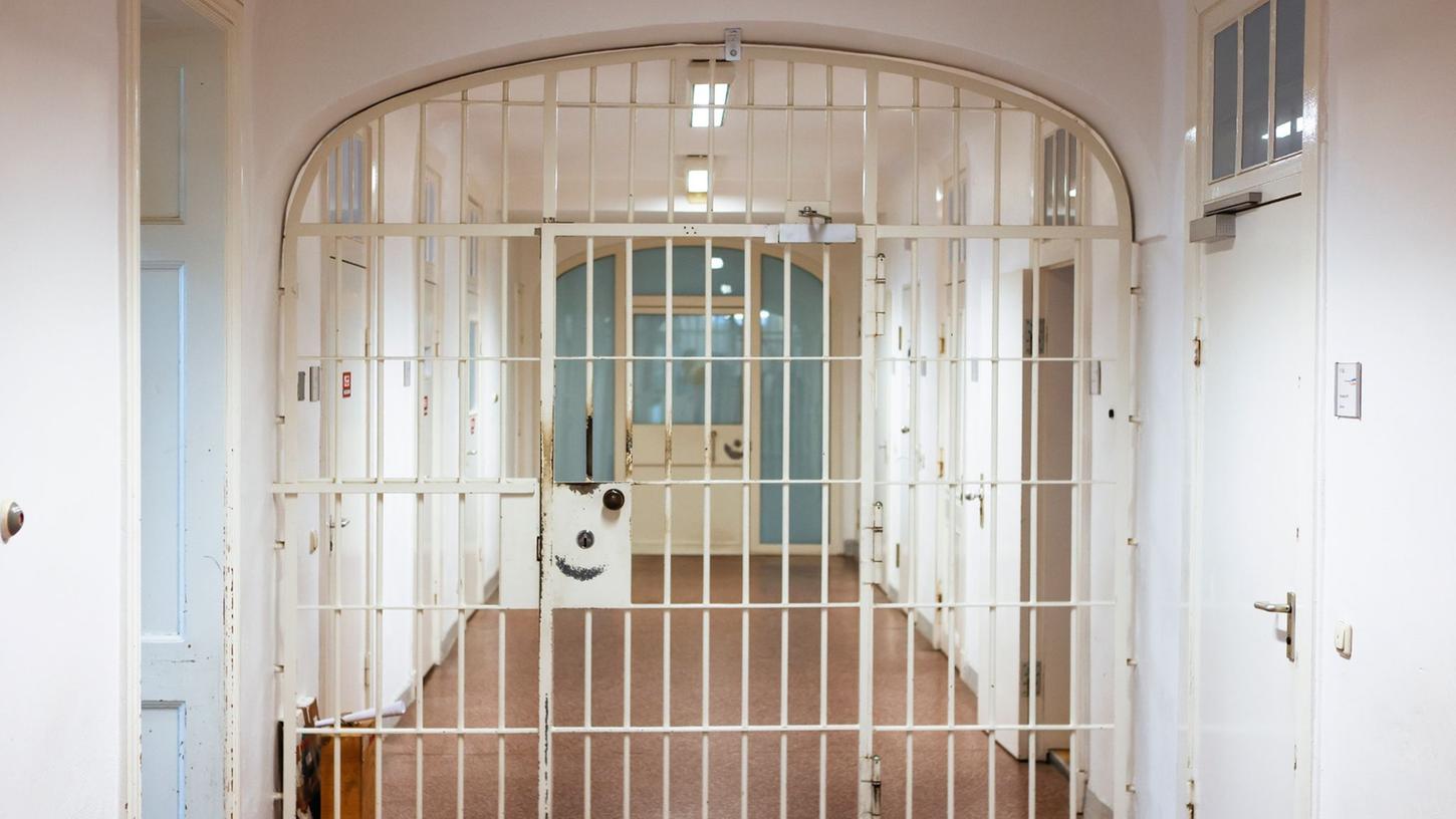 Ein 27-Jähriger wandert hinter Gitter.
Ein 27-Jähriger wandert hinter Gitter.