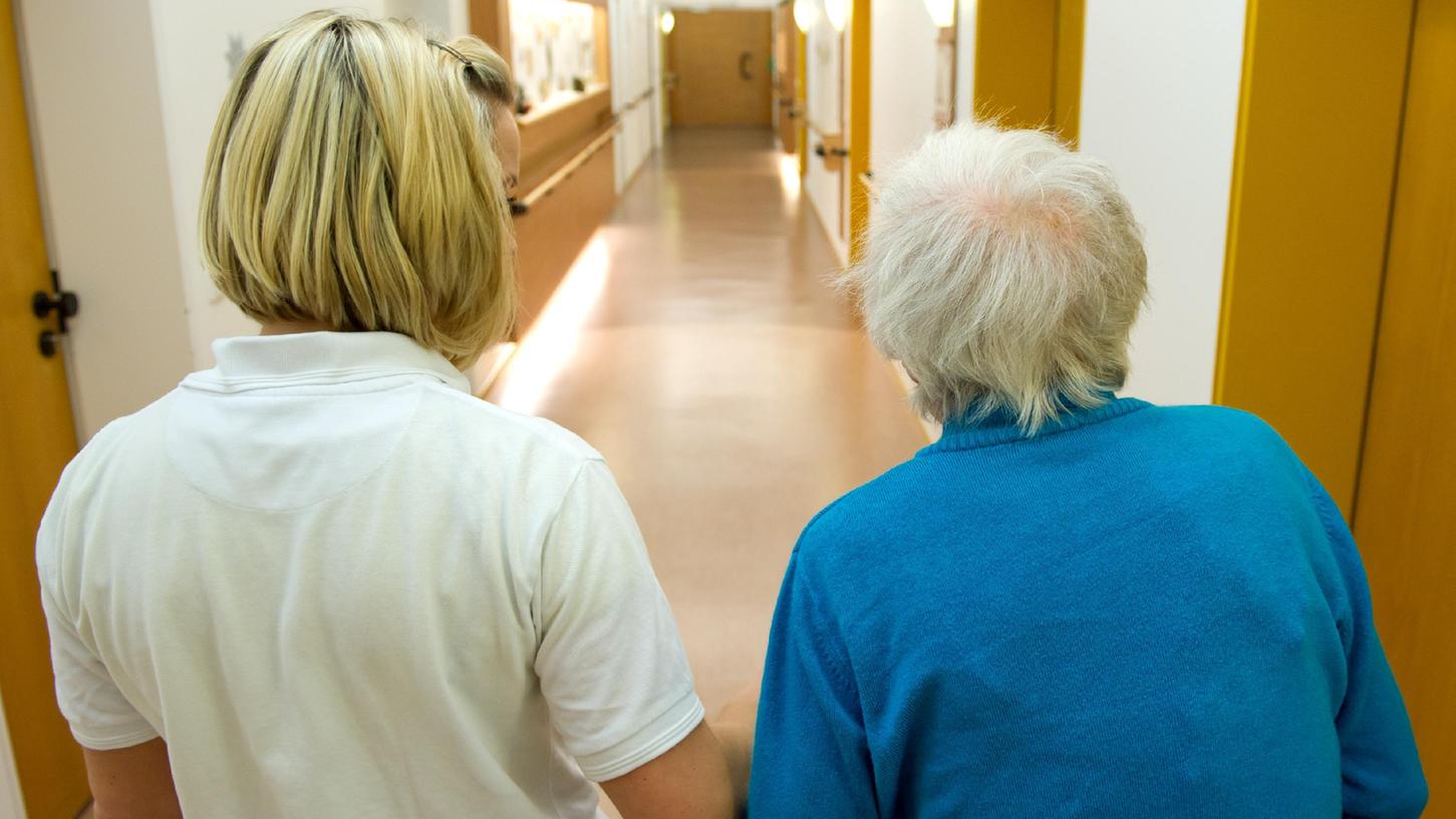 Die einrichtungsbezogene Impfpflicht gilt ab Mitte März. Allerdings soll sie bei Nichtbeachtung zunächst nicht verfolgt und sanktioniert werden. Bei den Verantwortlichen in der Pflege sorgt Markus Söders Ankündigung für Erleichterung. Bei manchen niedergelassenen Ärzten allerdings auch für Fassungslosigkeit. Die einrichtungsbezogene Impfpflicht gilt ab Mitte März. Allerdings soll sie bei Nichtbeachtung zunächst nicht verfolgt und sanktioniert werden. Bei den Verantwortlichen in der Pflege sorgt Markus Söders Ankündigung für Erleichterung. Bei manchen niedergelassenen Ärzten allerdings auch für Fassungslosigkeit.