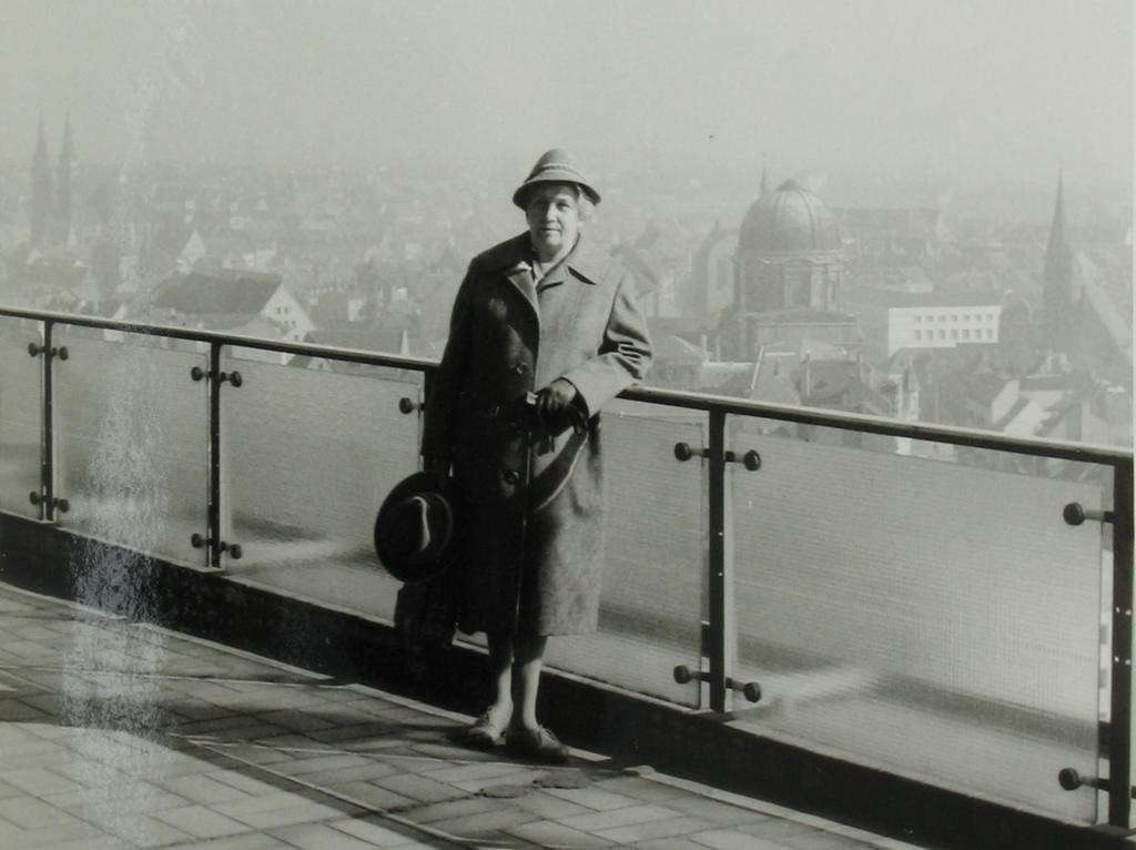 Welch Aussicht! Eine ältere Dame posiert im Jahre 1961, als die Dachterrasse noch Besuchern offen stand, vor dem Weichbild Alt-Nürnbergs für die Kamera.  
