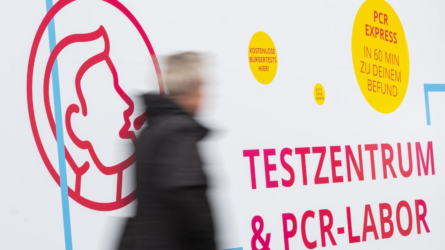Für Bürger sind die Corona-Abstriche zwar kostenlos - jede Menge Steuergeld verschlingt Deutschlands Testregime aber dennoch. Für Bürger sind die Corona-Abstriche zwar kostenlos - jede Menge Steuergeld verschlingt Deutschlands Testregime aber dennoch.