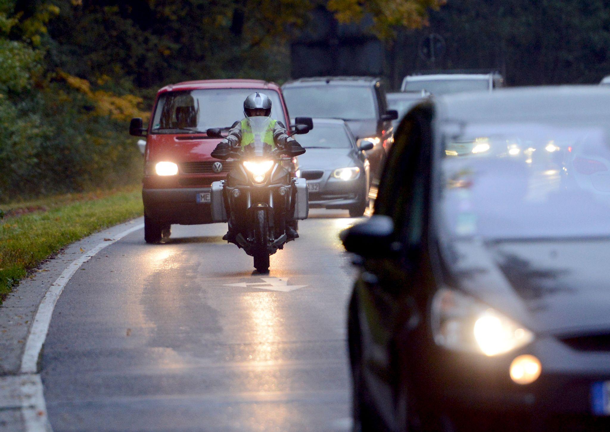 Auf dem Motorrad: Beim Überholen auf potente E-Autos achten