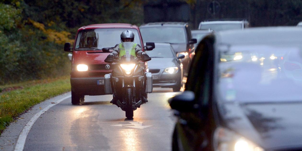 Auf dem Motorrad: Beim Überholen auf potente E-Autos achten
