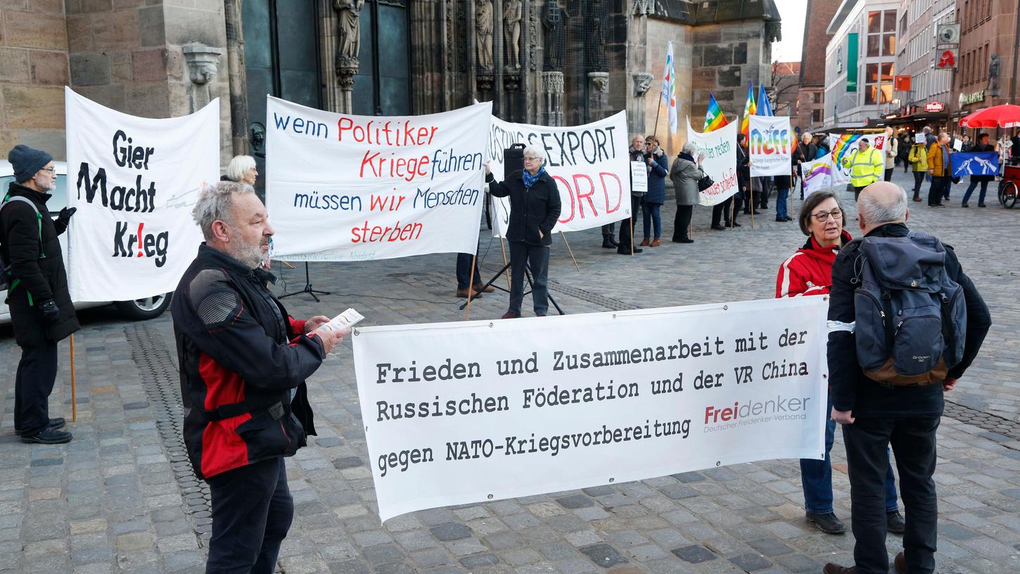 Teilnehmer der Mahnwache der Friedensbewegung für eine gewaltfreie Lösung des Konflikts um Russlands Herrschaftsansprüche. Teilnehmer der Mahnwache der Friedensbewegung für eine gewaltfreie Lösung des Konflikts um Russlands Herrschaftsansprüche.