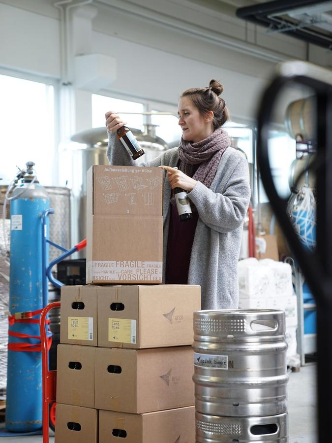 "Bier war für mich nur das bittere Getränk der Bauarbeiter": Susa vom Endt von Orca Brau im Lager der kleinen Brauerei in Steinach.