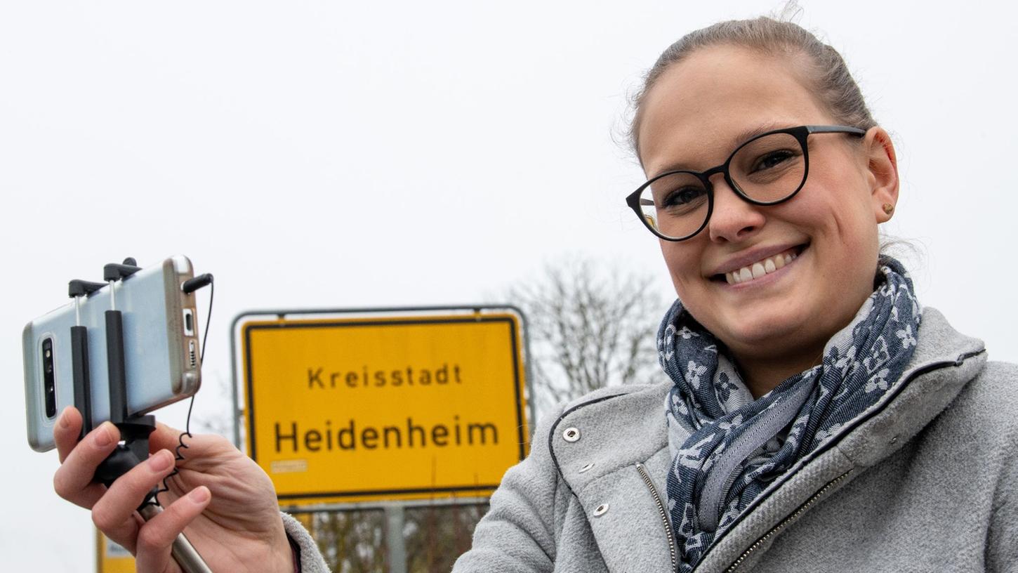 Anna Barth fotografiert sich mit einem Mobiltelefon. Im Auftrag der Stadt bewirbt sie in den sozialen Medien Freizeitangebote in und um Heidenheim.