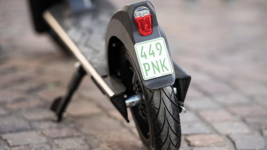 Wer ab dem 1. März mit einem Roller, Mofa, E-Scooter oder S-Pedelec (bis 50 Kubik) unterwegs ist, braucht nun zwingend ein grünes Kennzeichen . Fahrzeuge mit blauem Kennzeichen sind ab dann im Straßenverkehr nicht mehr versichert.