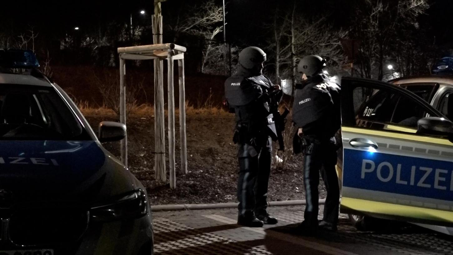 Ausnahmezustand im Landkreis Hof: Zahlreiche Polizeikräfte rückten am Donnerstagabend nach Naila aus.
