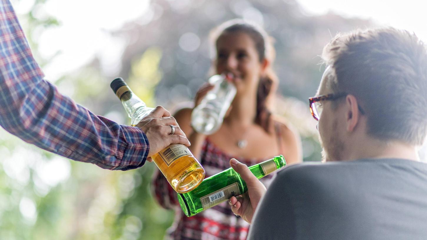 Der Drogen-Beauftragte der Bundesregierung plädiert für Neuregelungen beim Verkauf von Alkohol an junge Menschen.