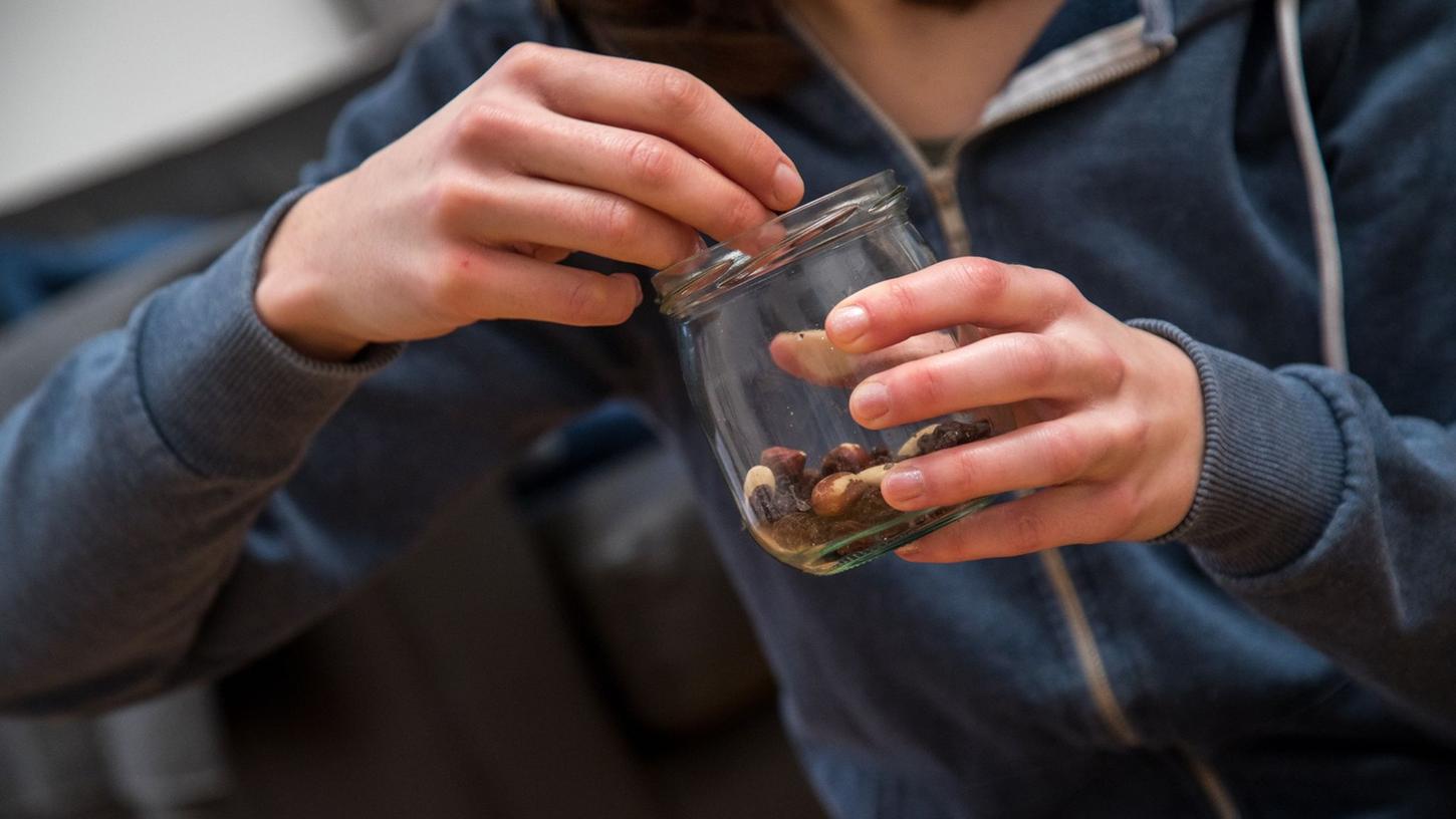 Viele Krebspatienten sind von Appetitlosigkeit betroffen. Meldet sich der Hunger zwischendurch dennoch, sollten sie einen Snack parat haben. Viele Krebspatienten sind von Appetitlosigkeit betroffen. Meldet sich der Hunger zwischendurch dennoch, sollten sie einen Snack parat haben.