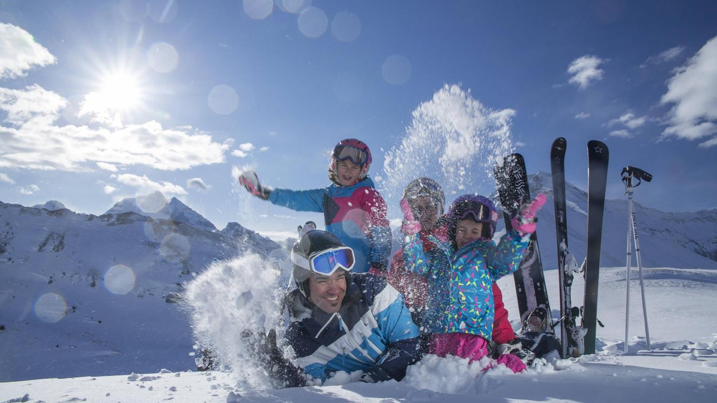Kinder beim Skiurlaub in Adelboden im Hochrisikoland Schweiz - geht es nach der EU, müssen unter Zwölfjährige nicht mehr in Quarantäne nach Reiserückkehr. Ein deutscher Familienvater will sich das Recht nun erklagen. Kinder beim Skiurlaub in Adelboden im Hochrisikoland Schweiz - geht es nach der EU, müssen unter Zwölfjährige nicht mehr in Quarantäne nach Reiserückkehr. Ein deutscher Familienvater will sich das Recht nun erklagen.