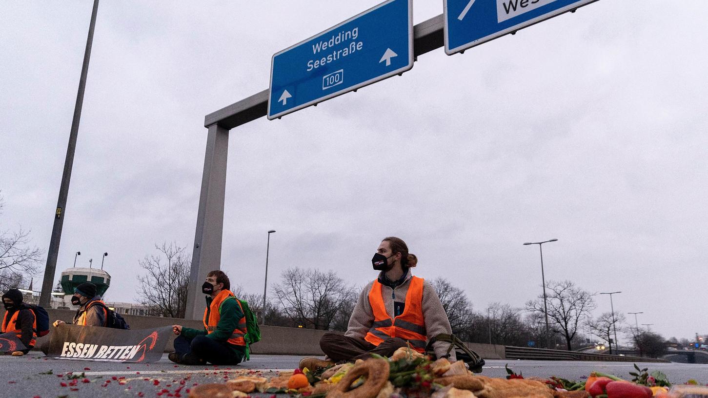 Klimaaktivisten der Gruppe „Aufstand der letzten Generation“ sitzen auf der Fahrbahn der A 100 in Berlin, um gegen Lebensmittelverschwendung zu protestieren. Die Nürnbergerin Maja Winkelmann will sich demnächst an einer Protestblockade in München beteiligen.  