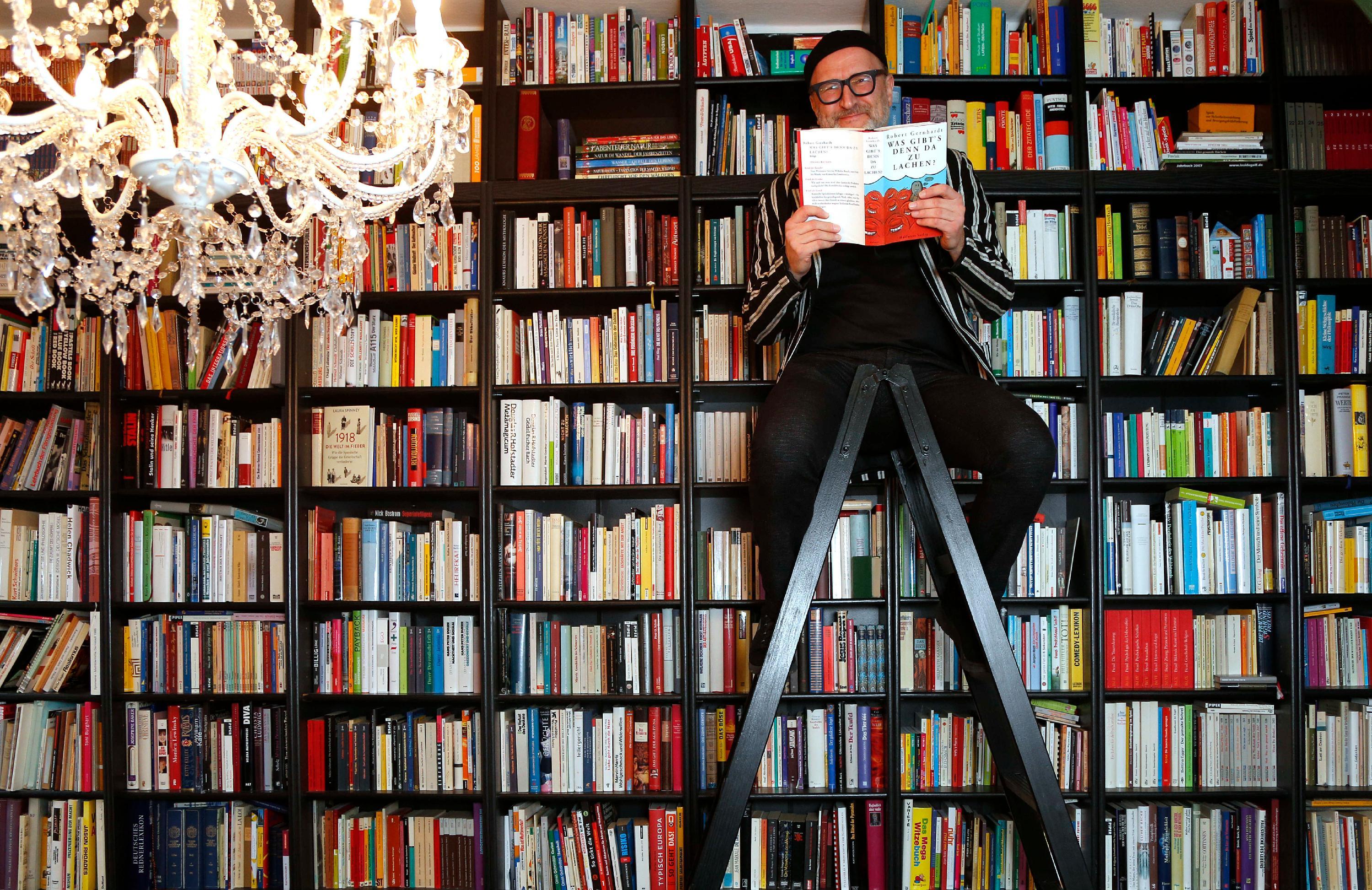 Der studierte Soziologe ist belesen. In seinem "Think Tank" sind die Wände von oben bis unten mit Bücherregalen bestückt, geordnet nach Themen wie Humor, Religion, Philosophie, Soziologie oder auch Erotik. 