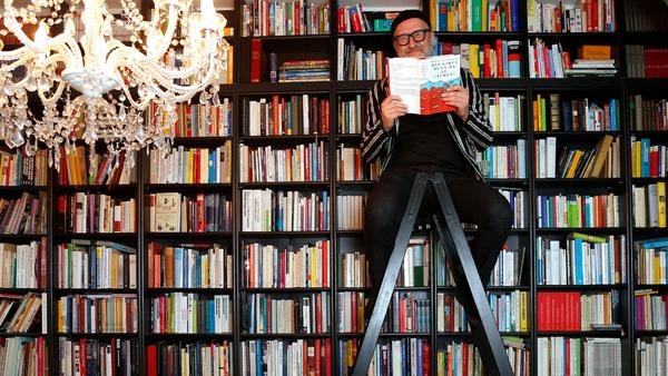 Der studierte Soziologe ist belesen. In seinem "Think Tank" sind die Wände von oben bis unten mit Bücherregalen bestückt, geordnet nach Themen wie Humor, Religion, Philosophie, Soziologie oder auch Erotik.