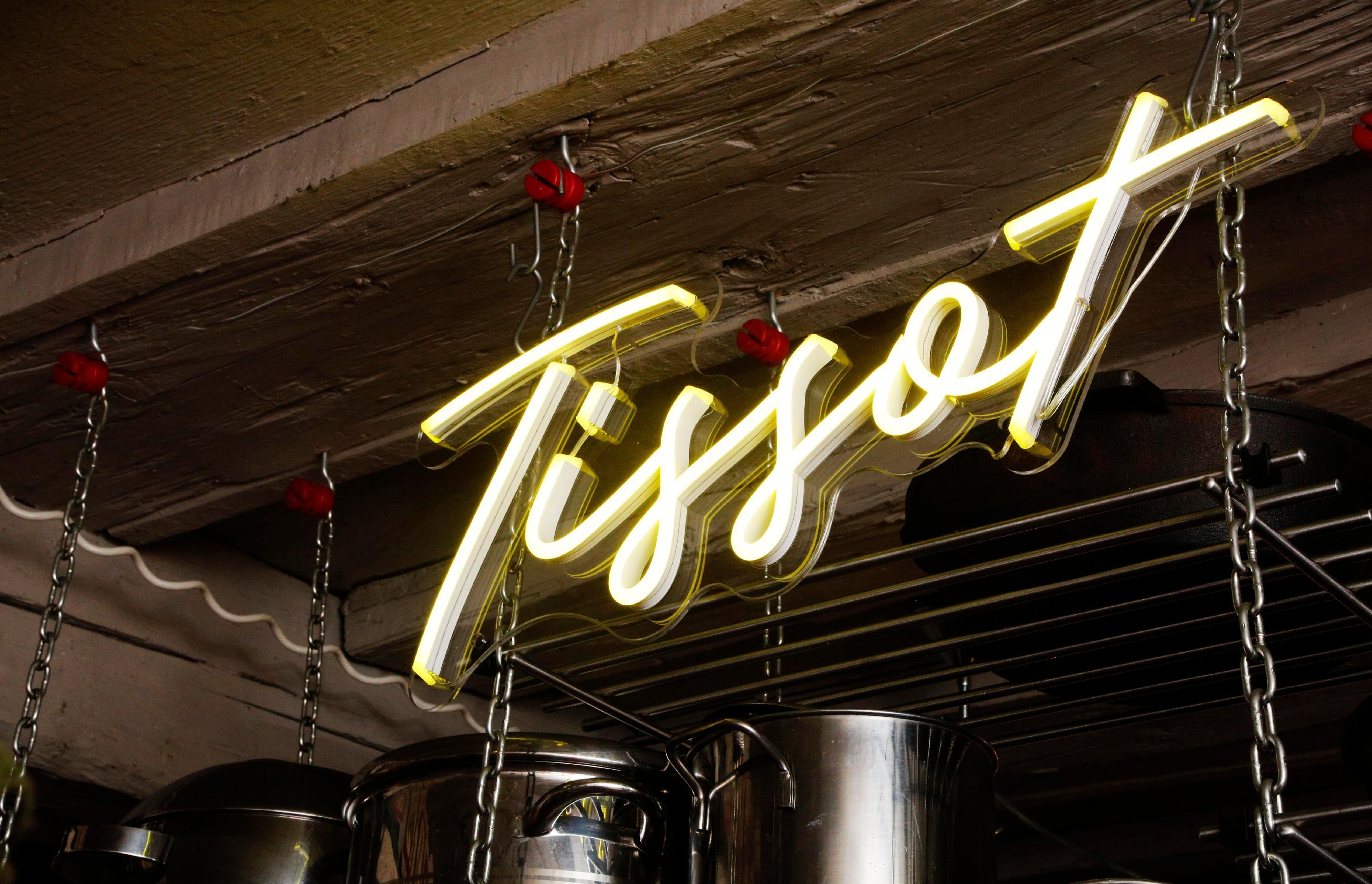 Tissot hängt als Neon-Schriftzug in der Küche. Seinen eigenen Namen mag und liest der Hausherr ganz gerne.