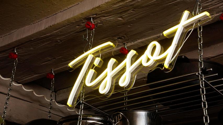 Tissot hängt als Neon-Schriftzug in der Küche. Seinen eigenen Namen mag und liest der Hausherr ganz gerne.