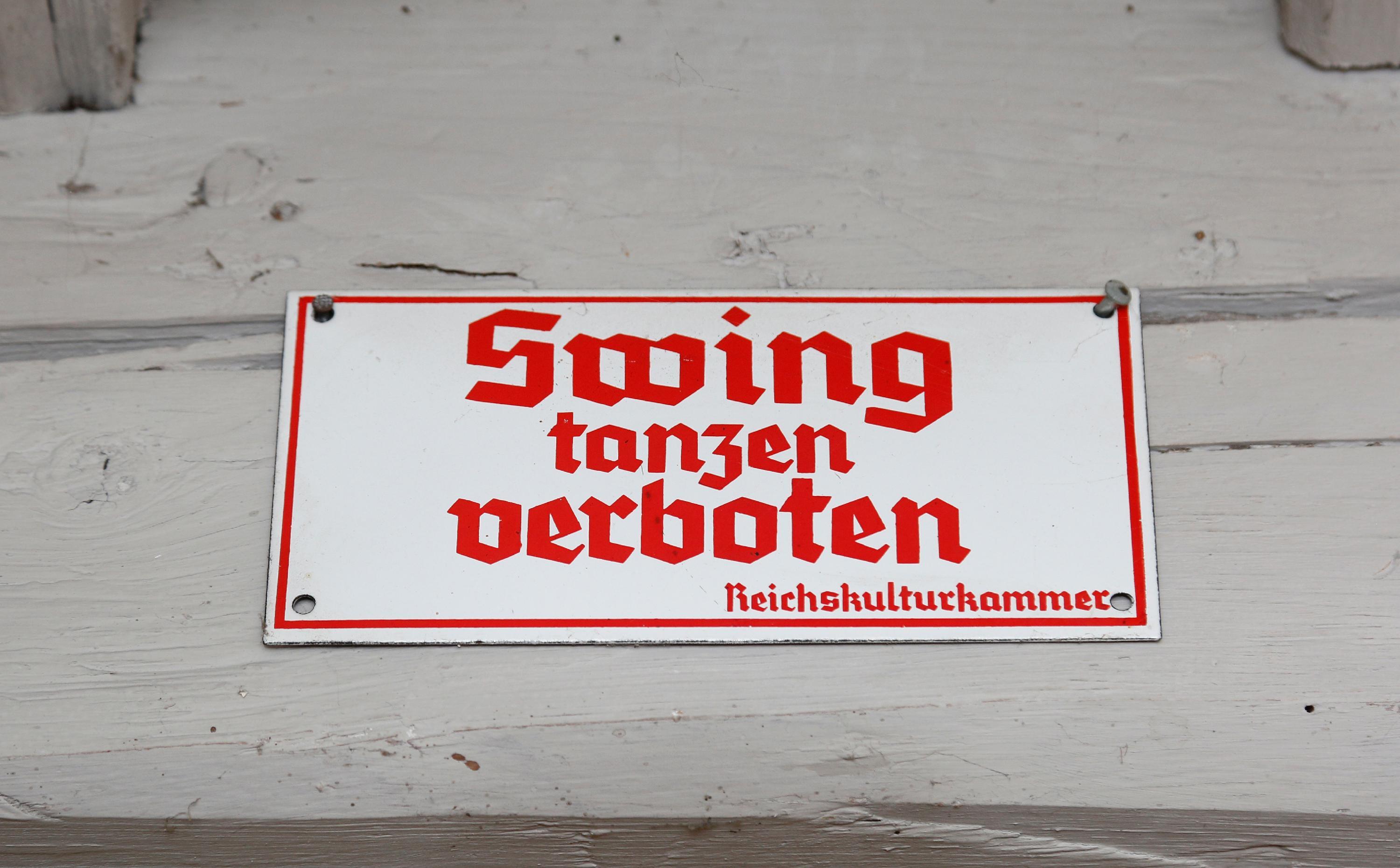 Tanzen verboten: Zum Glück sind die düsteren Zeiten, aus denen das Schild stammt, längst vorbei. Und in diesem Haus wurde schon viel getanzt.
