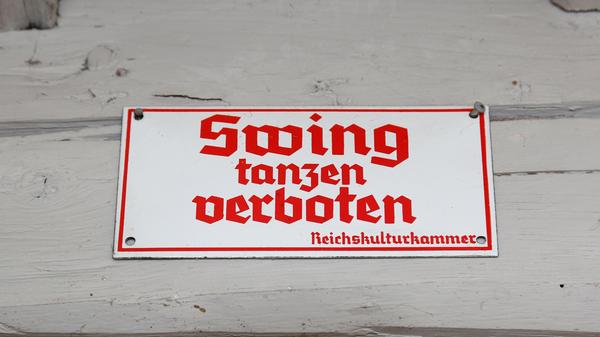 Tanzen verboten: Zum Glück sind die düsteren Zeiten, aus denen das Schild stammt, längst vorbei. Und in diesem Haus wurde schon viel getanzt.