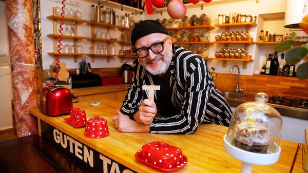 T wie Tissot! Der Kabarettist zaubert auch gerne etwas am Herd. Allein schon in der Küche gibt es viel zu sehen. Doch die ist nur der Auftakt: In den 14 Räumen weiß man gar nicht, wo man zuerst hinhauen soll.