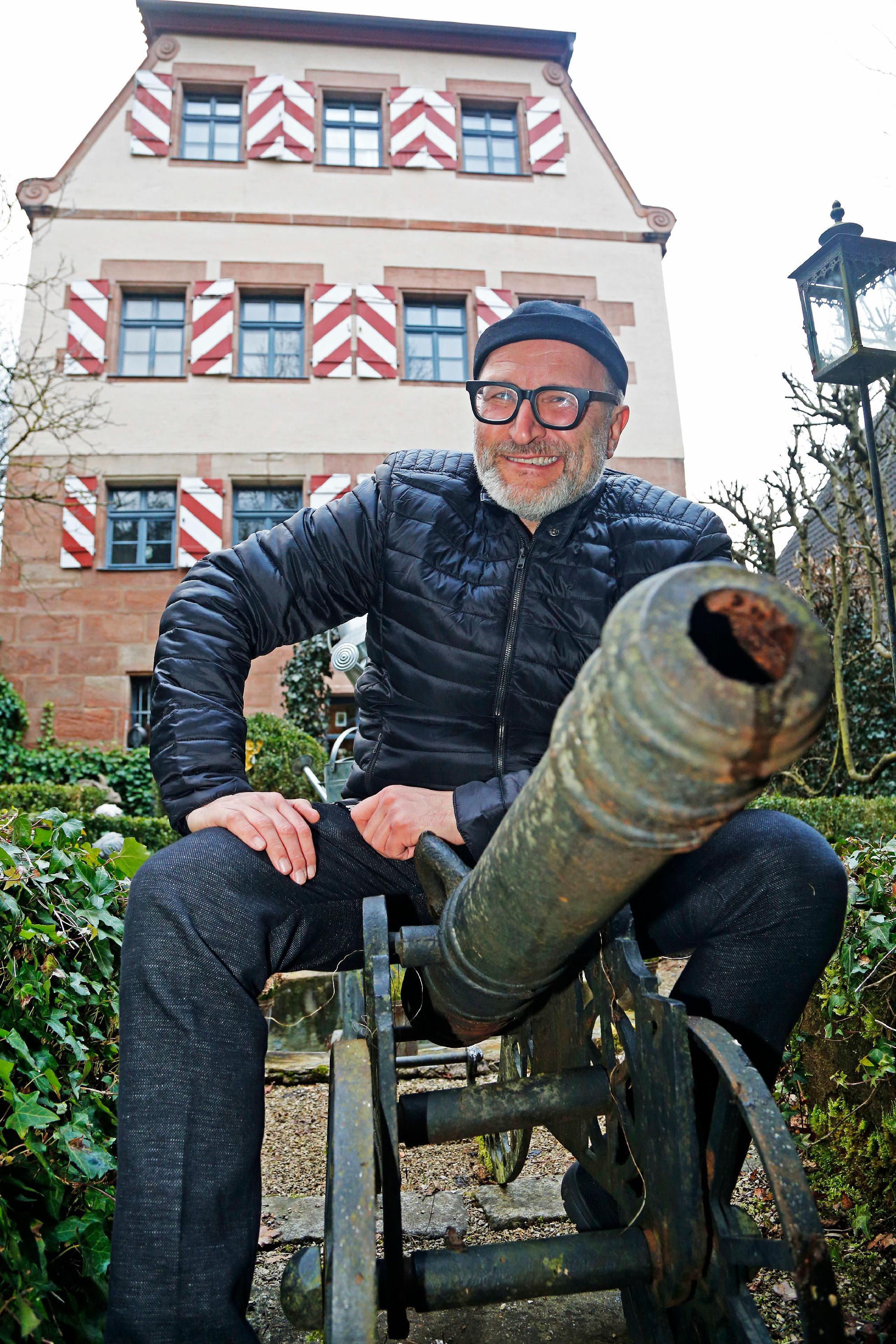 Mann auf Kanone vor Herrenhaus. Auch wenn er über Scharlatanerie seine Magisterarbeit geschrieben hat, ist Tissot aber kein Münchhausen. Der saß ja auch auf der Kugel, nicht auf der Kanone.