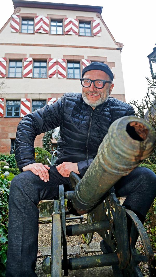 Mann auf Kanone vor Herrenhaus. Auch wenn er über Scharlatanerie seine Magisterarbeit geschrieben hat, ist Tissot aber kein Münchhausen. Der saß ja auch auf der Kugel, nicht auf der Kanone.