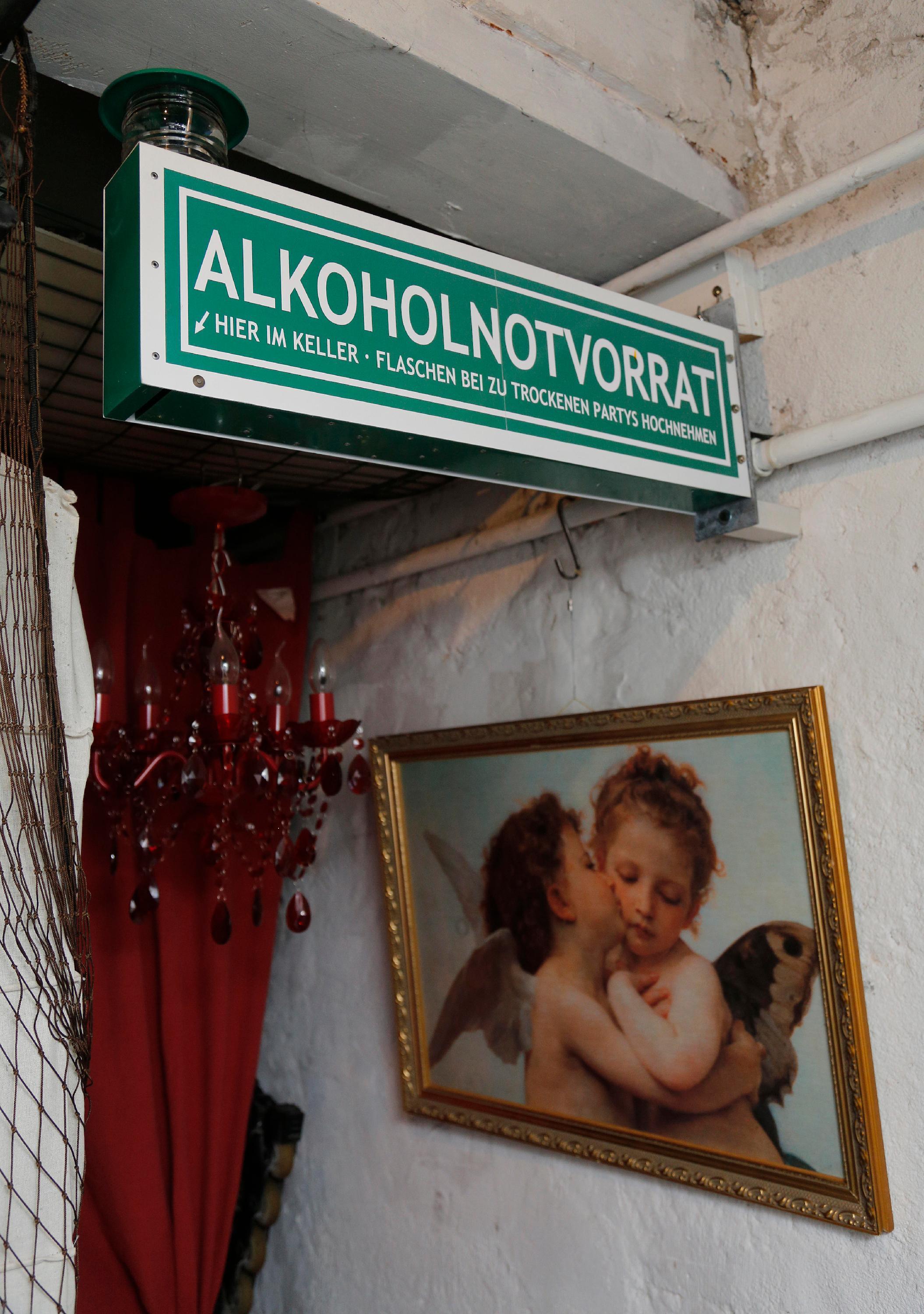 Das Schild weist den Weg, wenn Dürre herrscht: Im Kellergewölbe lagert der Wein. Flaschen bei zu trockenen Partys hochnehmen - der Spruch ist natürlich doppeldeutig zu verstehen, betont der Hausherr. 