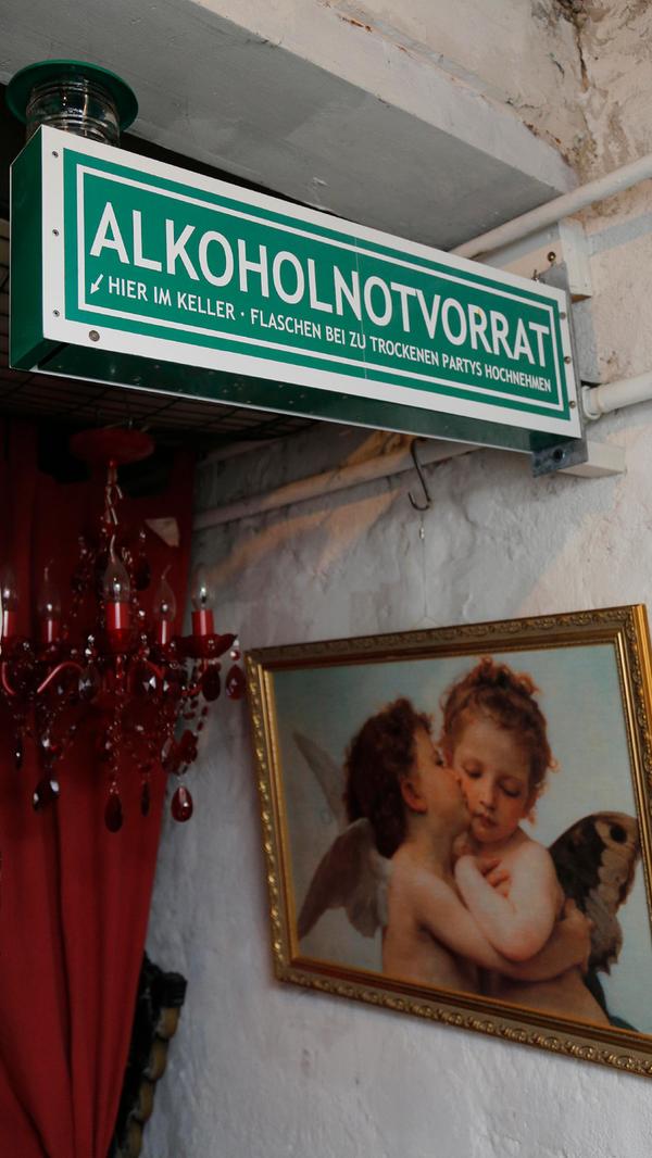 Das Schild weist den Weg, wenn Dürre herrscht: Im Kellergewölbe lagert der Wein. Flaschen bei zu trockenen Partys hochnehmen - der Spruch ist natürlich doppeldeutig zu verstehen, betont der Hausherr.