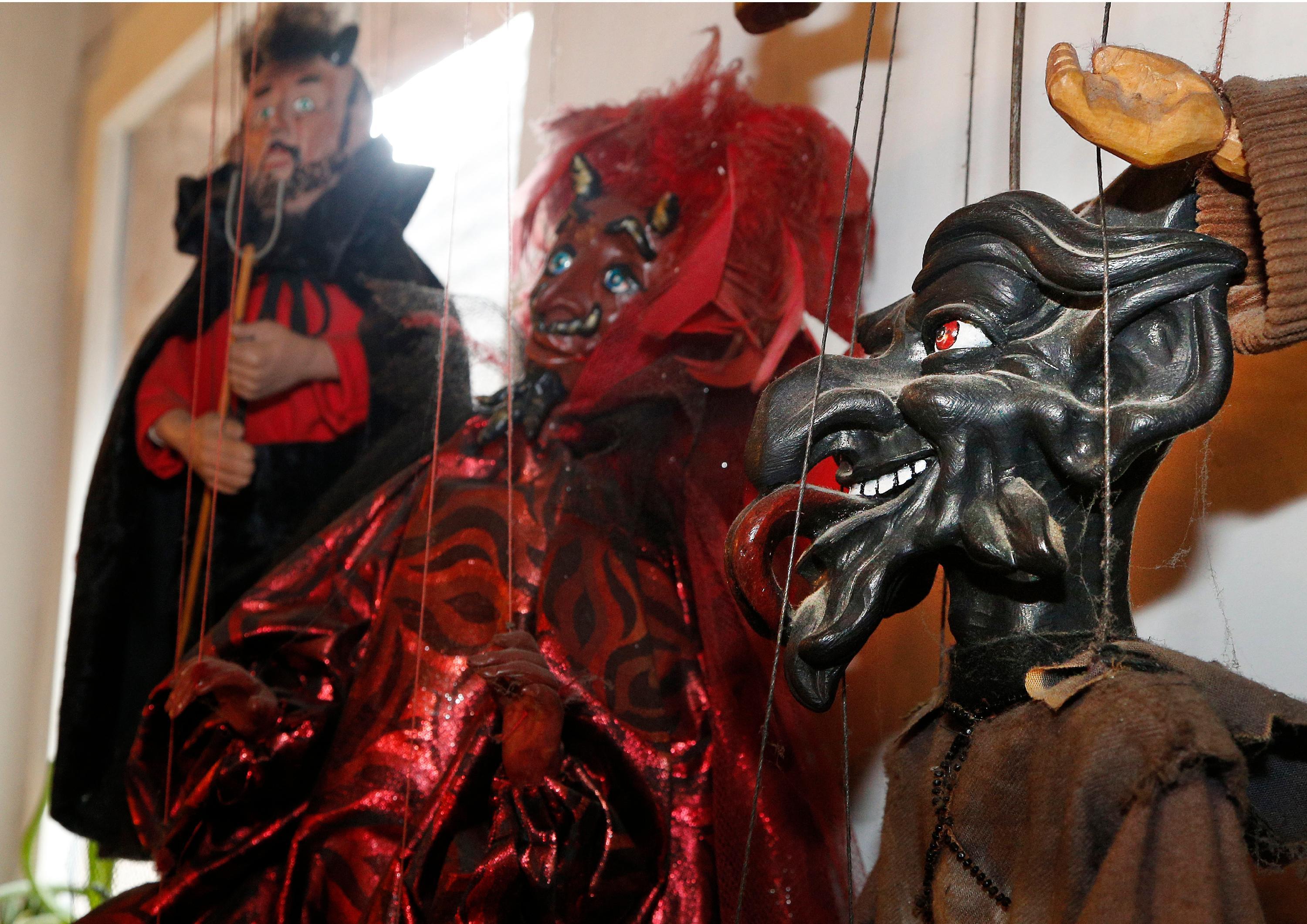 Unzählige Teufel, auch als Marionetten, zieren in der Küche Wände, Anrichte und eine Vitrine: Als junger Mann hatte Tissot dafür eine Sammelleidenschaft.