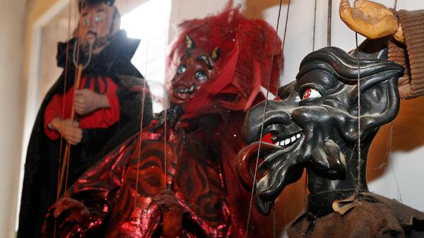 Unzählige Teufel, auch als Marionetten, zieren in der Küche Wände, Anrichte und eine Vitrine: Als junger Mann hatte Tissot dafür eine Sammelleidenschaft.