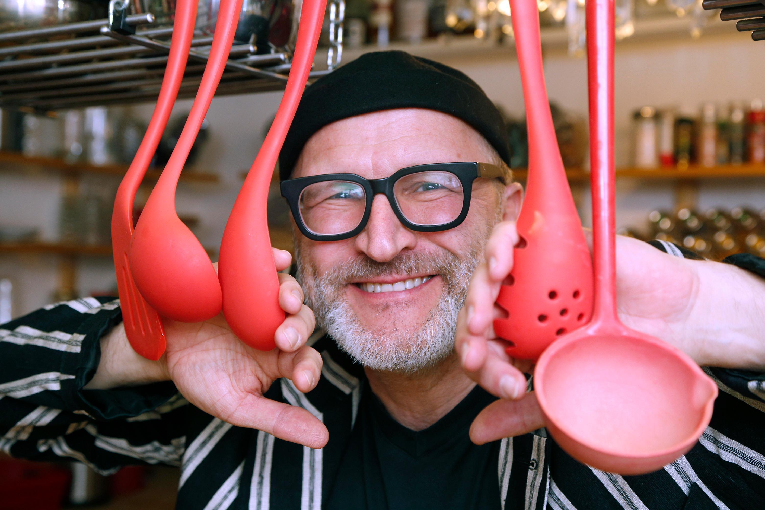 Rot ist das Thema in der Küche.