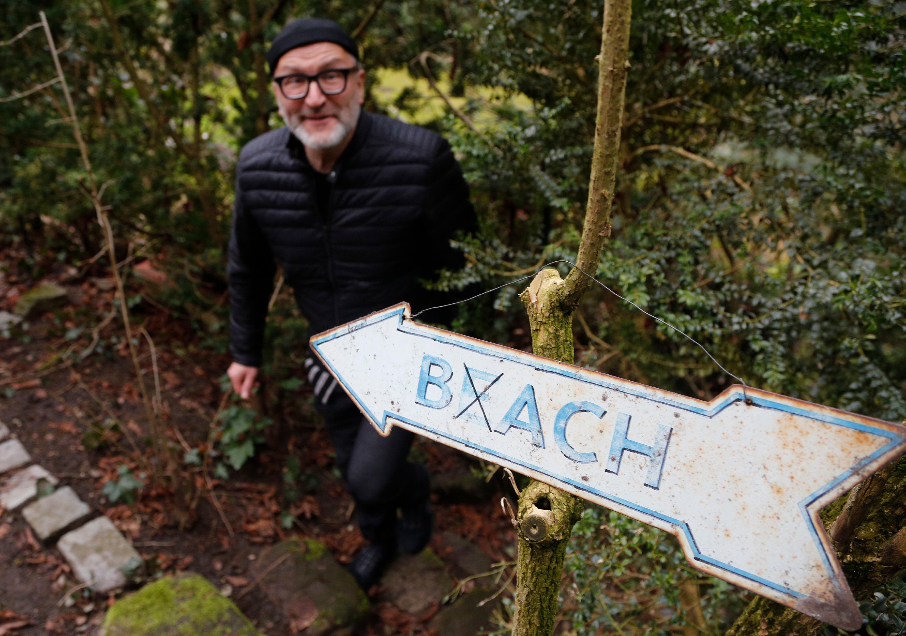 Auch im Garten blühen die Wortspiele: Statt zum Beach geht es hier zum Bach.