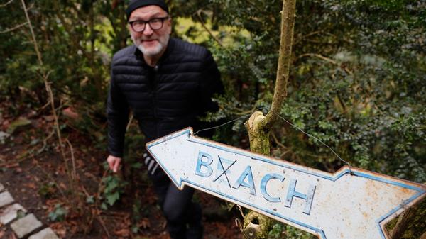 Auch im Garten blühen die Wortspiele: Statt zum Beach geht es hier zum Bach.