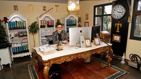 Am Schreibtisch auf goldenen, verschnörkelten Beinen pflegt der Hausherr zu arbeiten.