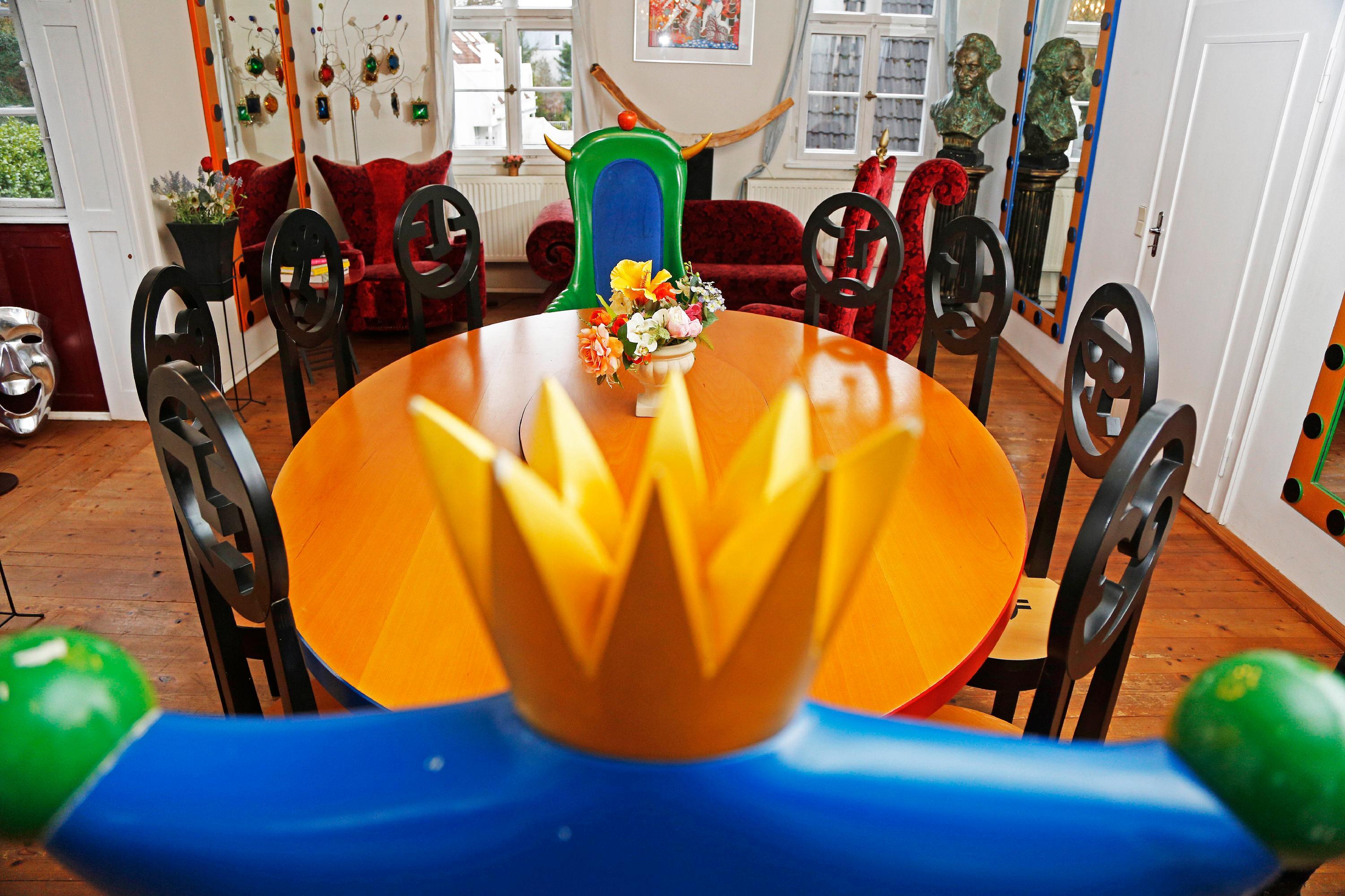 Hier finden - wenn nicht gerade Corona ist - die Feste statt. Die zwei Stühle, Prinz und Prinzessin, hat Tissot selbstverständlich selbst entworfen.