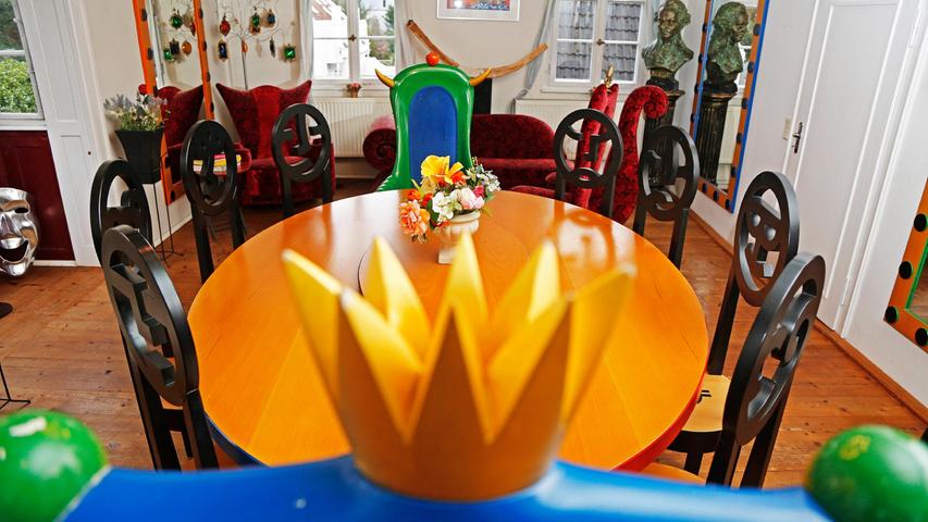 Hier finden - wenn nicht gerade Corona ist - die Feste statt. Die zwei Stühle, Prinz und Prinzessin, hat Tissot selbstverständlich selbst entworfen.