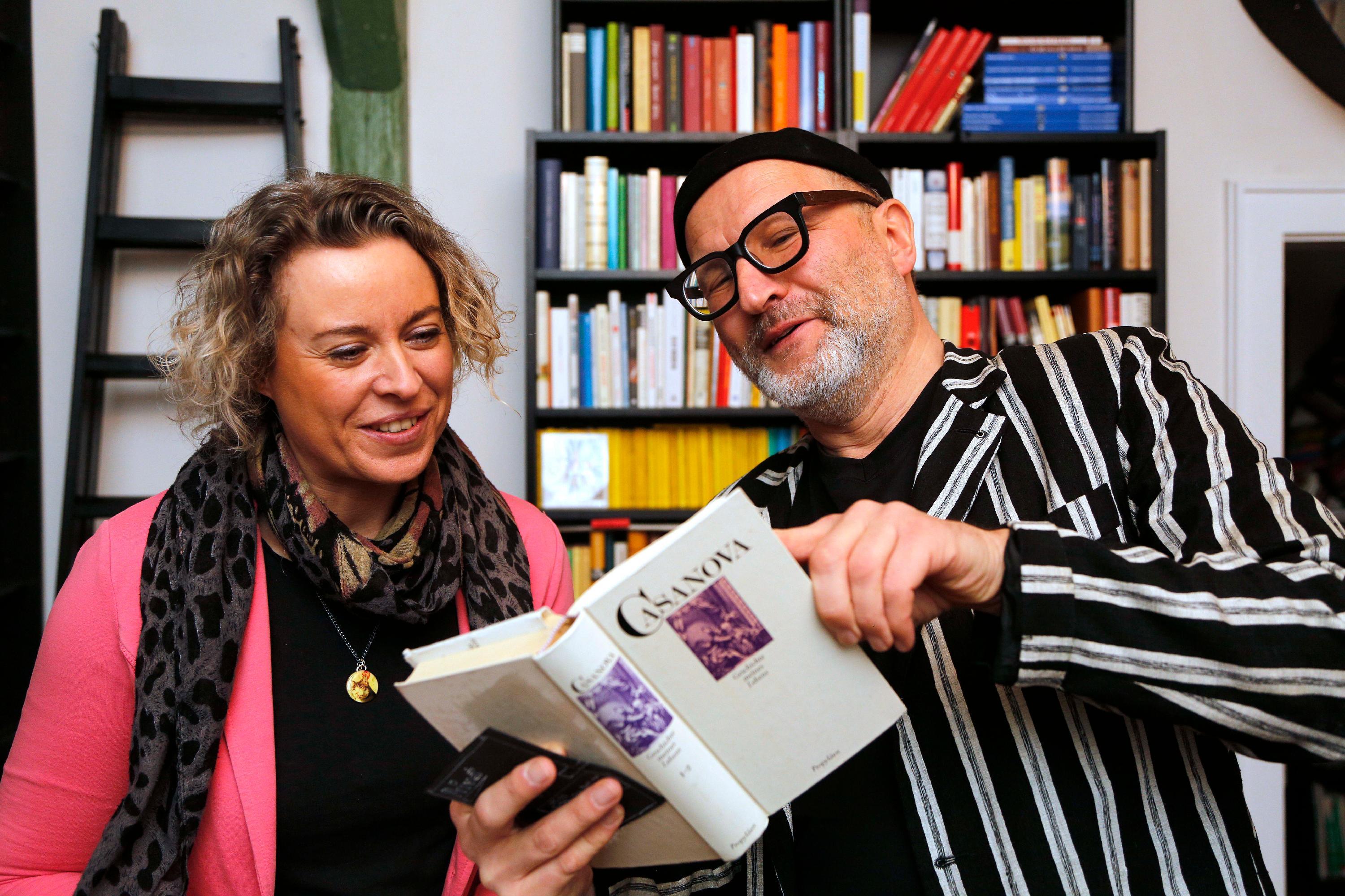 Ein Tissot wird sogar in der Biografie von Giacomo Casanova erwähnt. Zum Beweis zeigt der Kabarettist Redakteurin Anette Röckl die Stelle im Buch.