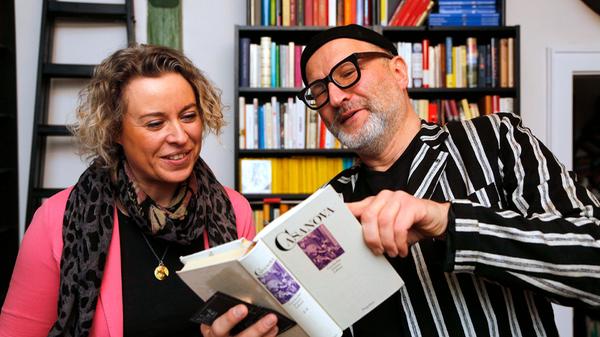 Ein Tissot wird sogar in der Biografie von Giacomo Casanova erwähnt. Zum Beweis zeigt der Kabarettist Redakteurin Anette Röckl die Stelle im Buch.