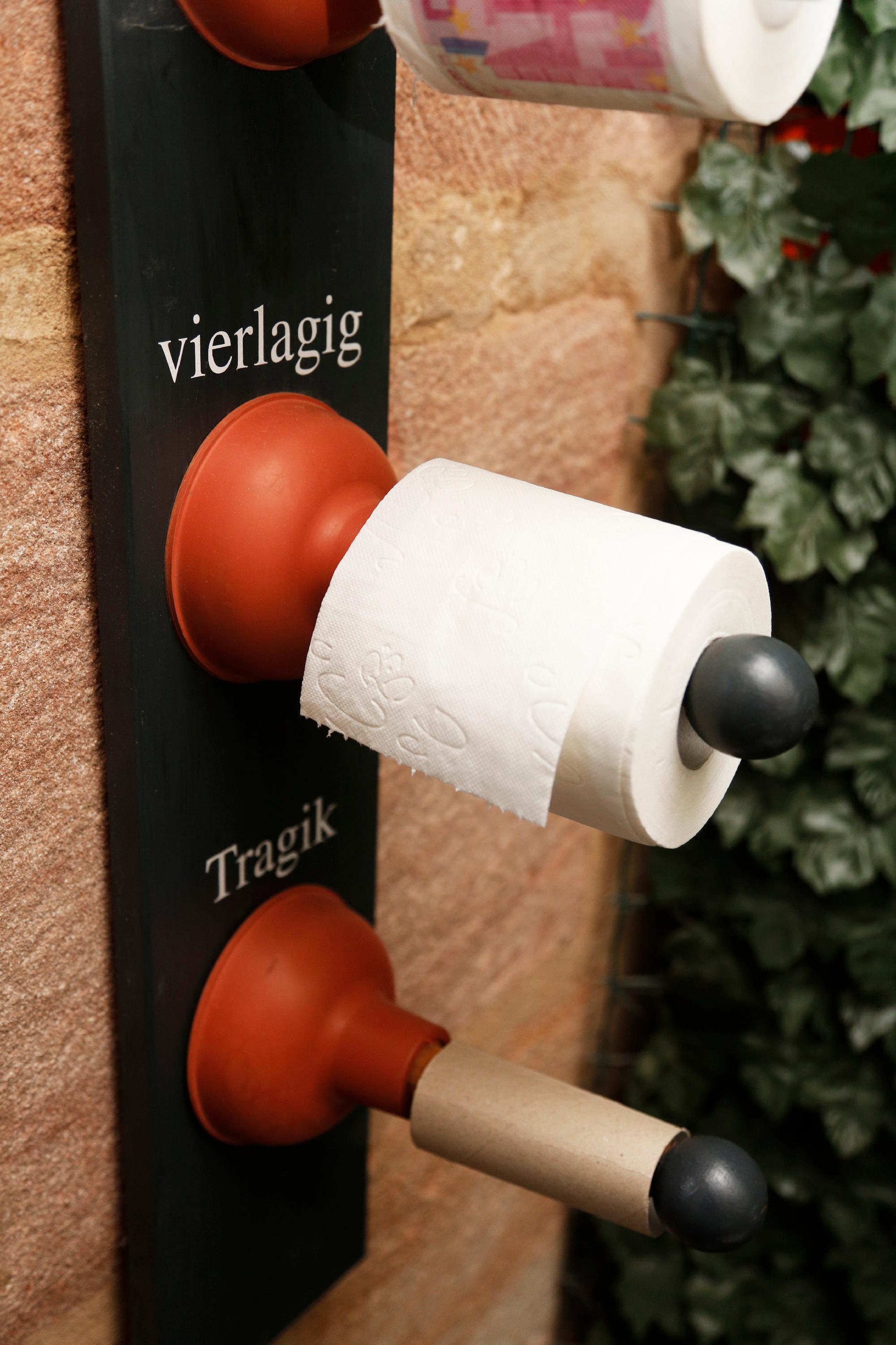 Von vierlagig zu Tragik, wenn die Rolle leer ist. Es ist kein Örtchen gefeit vor Wortspielen im Tissot'schen Haus.